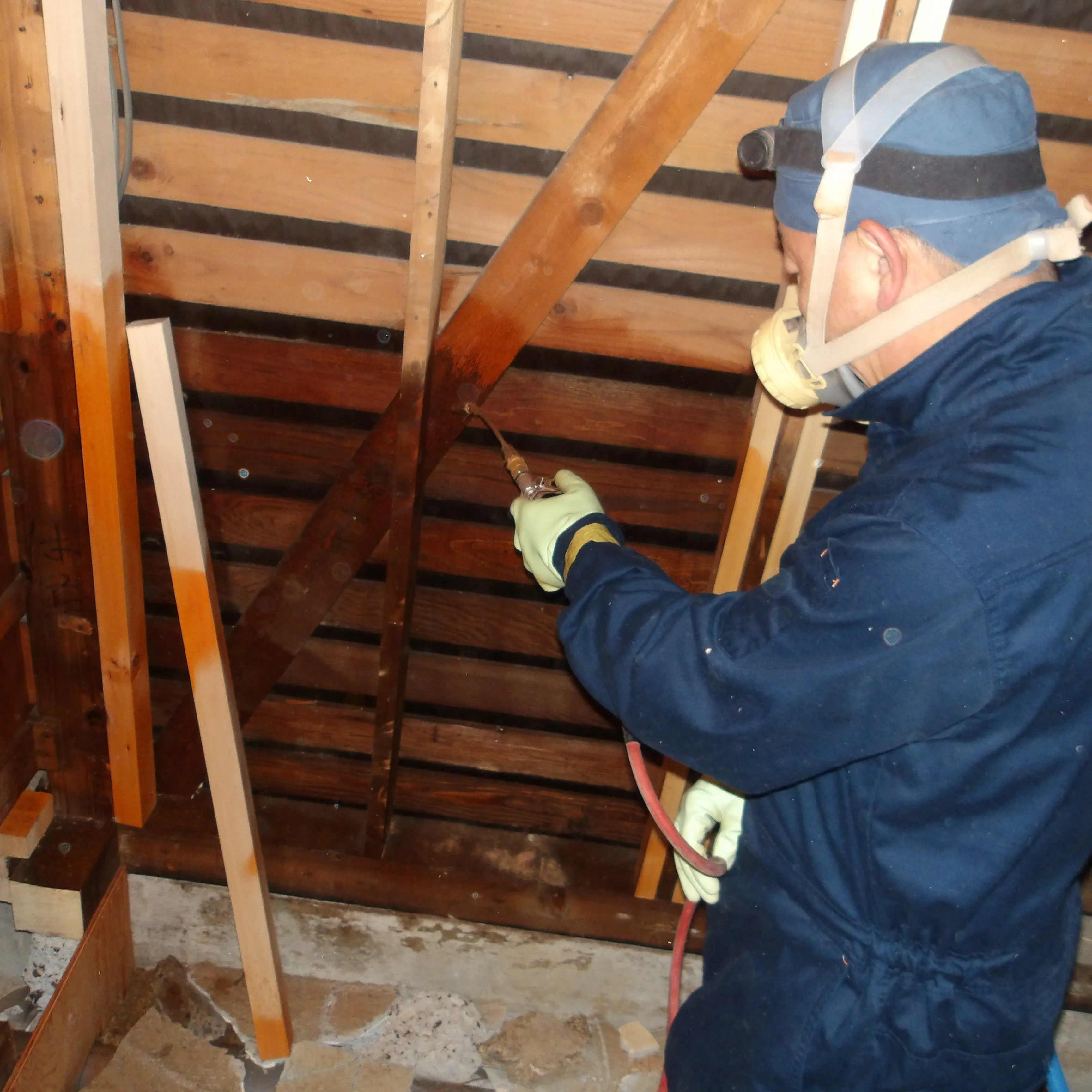 府中市にて、リフォーム中の建物でダシロアリ消毒作業を行いまし...